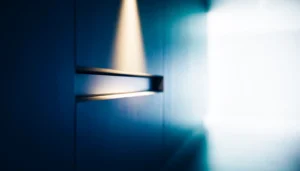 Portal seguro iluminado en un interior corporativo minimalista, imagen abstracta de un canal de denuncias confidencial