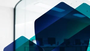 Plano abstracto corporativo que representa la ciberseguridad en la empresa, con capas geométricas translúcidas en tonos azul marino y turquesa