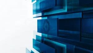 Paneles traslúcidos apilados con un sello circular en relieve, representación abstracta de la certificación ISO 27001